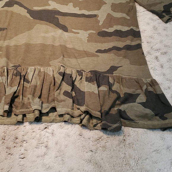 Dantelle Anthropologie Half Sleeve Camouflage Print Ruffle Bottom Top Size S NWT - Picture 3 of 7
